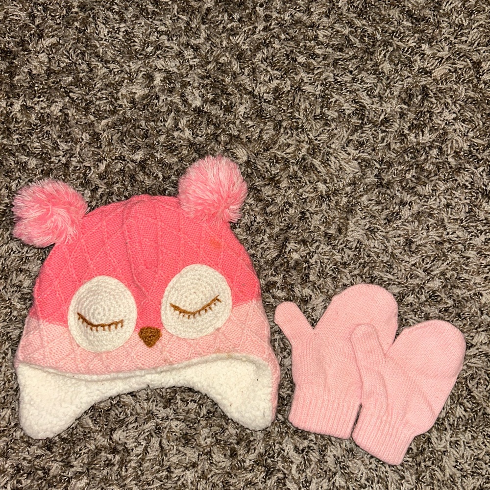 Adorable toddler owl snow hat with mittens. Sherpa lined hat.